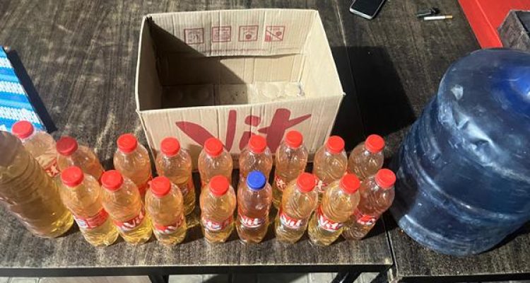 Satresnarkoba Polres Merauke mengamankan belasan botol minuman lokal jenis sopi di Jalan Husein Palela – Surya Papua/IST