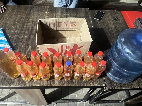 Satresnarkoba Polres Merauke mengamankan belasan botol minuman lokal jenis sopi di Jalan Husein Palela – Surya Papua/IST