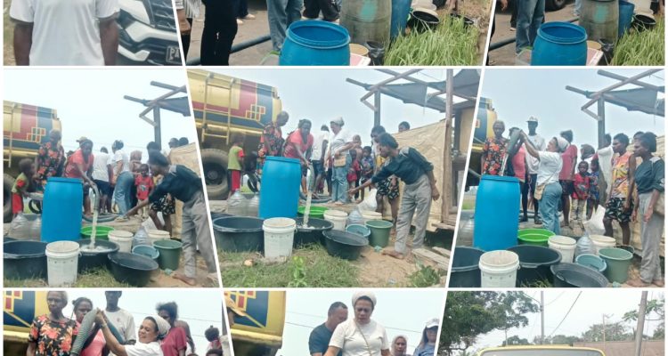 Ny. Imlelda Carolina bersama masyarakat sedang mensuplai air dari tangki ke sejumlah tempat yang disiapkan warga – Surya Papua/Frans Kobun