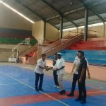 Sekretaris Asprov PSSI Provinsi Papua Selatan, Arnold Rudolf menyerahkan bola kepada penggagas Turnamen Futsal DC Cup I sekaligus menendang – Surya Papua/Frans Kobun