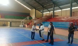 Sekretaris Asprov PSSI Provinsi Papua Selatan, Arnold Rudolf menyerahkan bola kepada penggagas Turnamen Futsal DC Cup I sekaligus menendang – Surya Papua/Frans Kobun