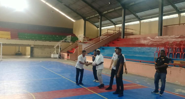 Sekretaris Asprov PSSI Provinsi Papua Selatan, Arnold Rudolf menyerahkan bola kepada penggagas Turnamen Futsal DC Cup I sekaligus menendang – Surya Papua/Frans Kobun