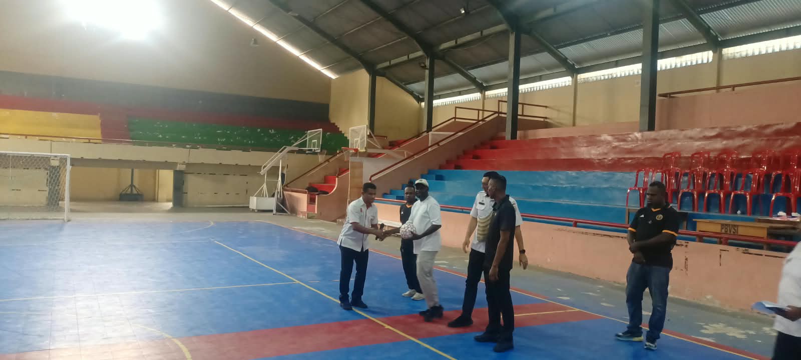 Sekretaris Asprov PSSI Provinsi Papua Selatan, Arnold Rudolf menyerahkan bola kepada penggagas Turnamen Futsal DC Cup I sekaligus menendang – Surya Papua/Frans Kobun