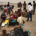 Lima balita bersama orangtuanya yang siap dibawa ke Puskesmas Ilwayab dengan speedboat dari Padua untuk menjalani perawatan