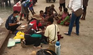 Lima balita bersama orangtuanya yang siap dibawa ke Puskesmas Ilwayab dengan speedboat dari Padua untuk menjalani perawatan