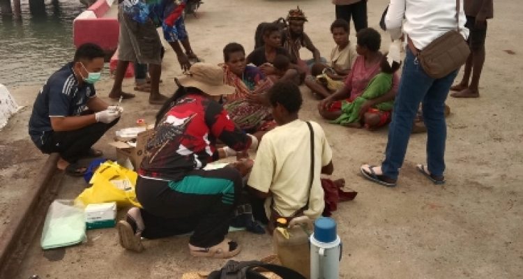 Lima balita bersama orangtuanya yang siap dibawa ke Puskesmas Ilwayab dengan speedboat dari Padua untuk menjalani perawatan
