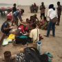 Lima balita bersama orangtuanya yang siap dibawa ke Puskesmas Ilwayab dengan speedboat dari Padua untuk menjalani perawatan