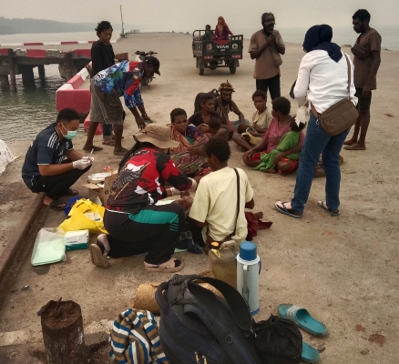 Lima balita bersama orangtuanya yang siap dibawa ke Puskesmas Ilwayab dengan speedboat dari Padua untuk menjalani perawatan