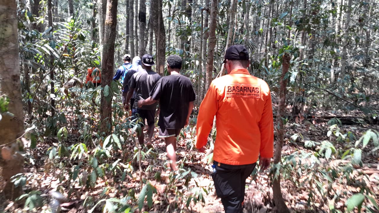 Tim SAR Gabungan yang menyusur hutan Ulilin mencari dua korban yang hilang – Surya Papua/IST