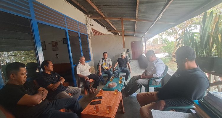 Pertemuan Ketua Lamaholot Kabupaten Meraukem Paskalis Imadawa dan pengurus bersama Panitia Musda IKF – Surya Papua/IST