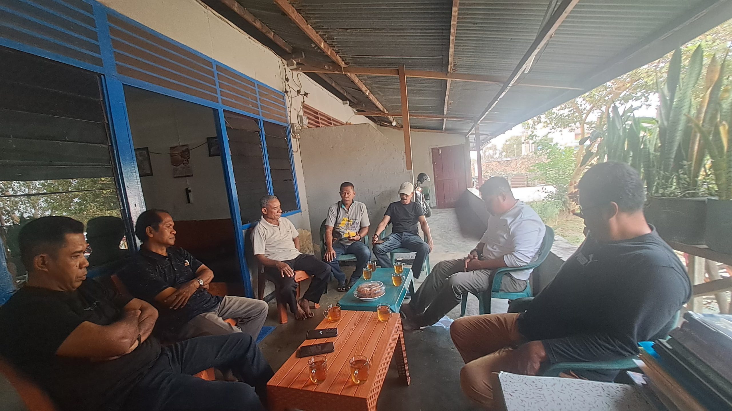 Pertemuan Ketua Lamaholot Kabupaten Meraukem Paskalis Imadawa dan pengurus bersama Panitia Musda IKF – Surya Papua/IST