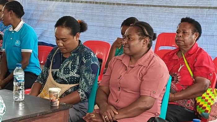 Calon pengurus dari perwakilan lingkungan yang hadir dalam katekese – Surya Papua/Frans Kobun