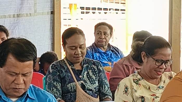 Sekretaris DPP Paroki Santa Theresia Buti, Krispinus Palobo saat bersama pengurus – Surya Papua/Frans Kobun