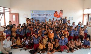kigoruw Anak didik di Sekolah Dasar Negeri (SDN) Kigorun sedang foto bersama usai proses belajar mengajar – Surya Papua/IST