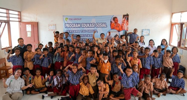 Anak didik di Sekolah Dasar Negeri (SDN) Kigorun sedang foto bersama usai proses belajar mengajar – Surya Papua/IST