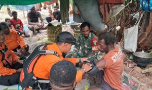 korban satu Korban Tinus Waniko Samkakai sedang ditensi setelah ditemukan di hutan Mooy, Distrik Waan, Kabupaten Merauke – Surya Papua/IST