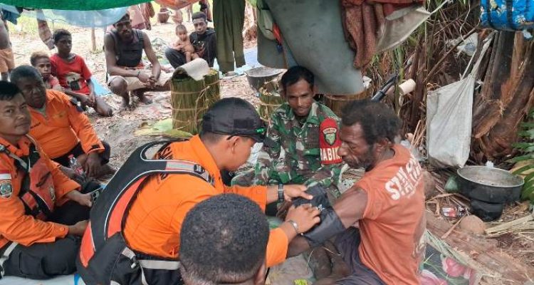 Korban Tinus Waniko Samkakai sedang ditensi setelah ditemukan di hutan Mooy, Distrik Waan, Kabupaten Merauke – Surya Papua/IST