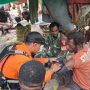 Korban Tinus Waniko Samkakai sedang ditensi setelah ditemukan di hutan Mooy, Distrik Waan, Kabupaten Merauke – Surya Papua/IST