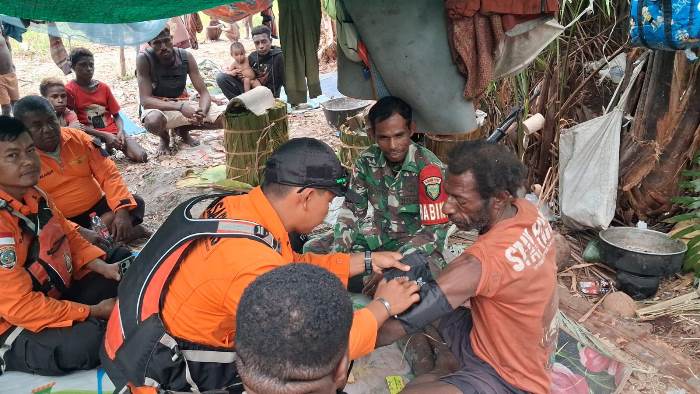 Korban Tinus Waniko Samkakai sedang ditensi setelah ditemukan di hutan Mooy, Distrik Waan, Kabupaten Merauke – Surya Papua/IST