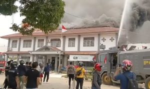 Api yang menyambar bangunan Lembaga Pemasyarakatan (Lapas) Merauke – Surya Papua/IST