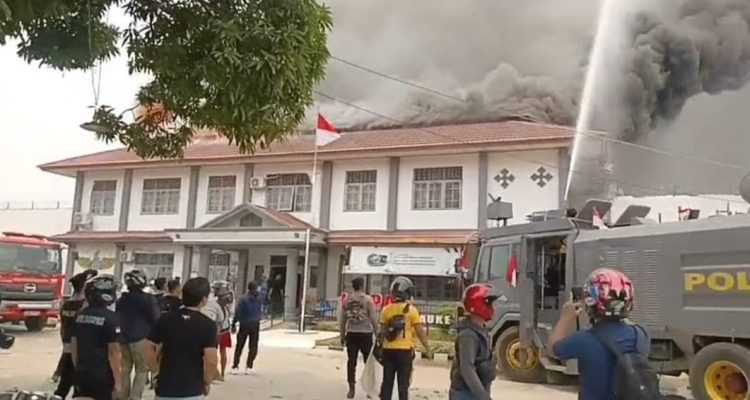 Api yang menyambar bangunan Lembaga Pemasyarakatan (Lapas) Merauke – Surya Papua/IST