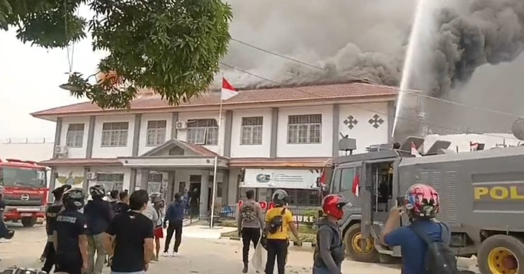 Api yang menyambar bangunan Lembaga Pemasyarakatan (Lapas) Merauke – Surya Papua/IST