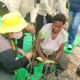 Salah seorang ibu sedang diajarkan tentang pembibitan anakan pohon mangrove di Kampung Nasem – Surya Papua/IST