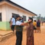 Salah seorang warga sedang dikenakan masker di Kampung Asiki, Distrik Jair, Kabupaten Boven Digoel – Surya Papua/IST