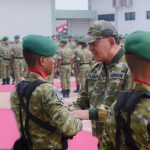 Menhan RI, Jenderal TNI (Purn) Sjafrie Sjamsoeddin sedang bersalaman dengan prajurit dalam kunjungannya di Kabupaten Merauke, Papua Selatan- Surya Papua/IST