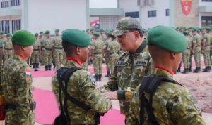 Menhan RI, Jenderal TNI (Purn) Sjafrie Sjamsoeddin sedang bersalaman dengan prajurit dalam kunjungannya di Kabupaten Merauke, Papua Selatan- Surya Papua/IST
