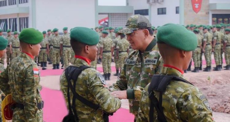 Menhan RI, Jenderal TNI (Purn) Sjafrie Sjamsoeddin sedang bersalaman dengan prajurit dalam kunjungannya di Kabupaten Merauke, Papua Selatan- Surya Papua/IST