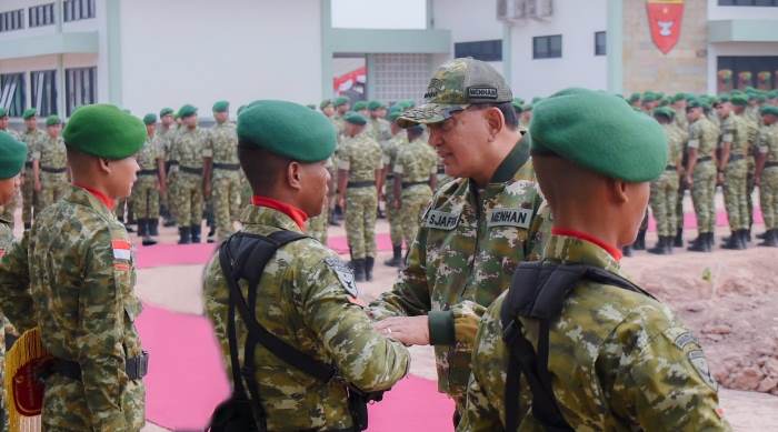 Menhan RI, Jenderal TNI (Purn) Sjafrie Sjamsoeddin sedang bersalaman dengan prajurit dalam kunjungannya di Kabupaten Merauke, Papua Selatan- Surya Papua/IST