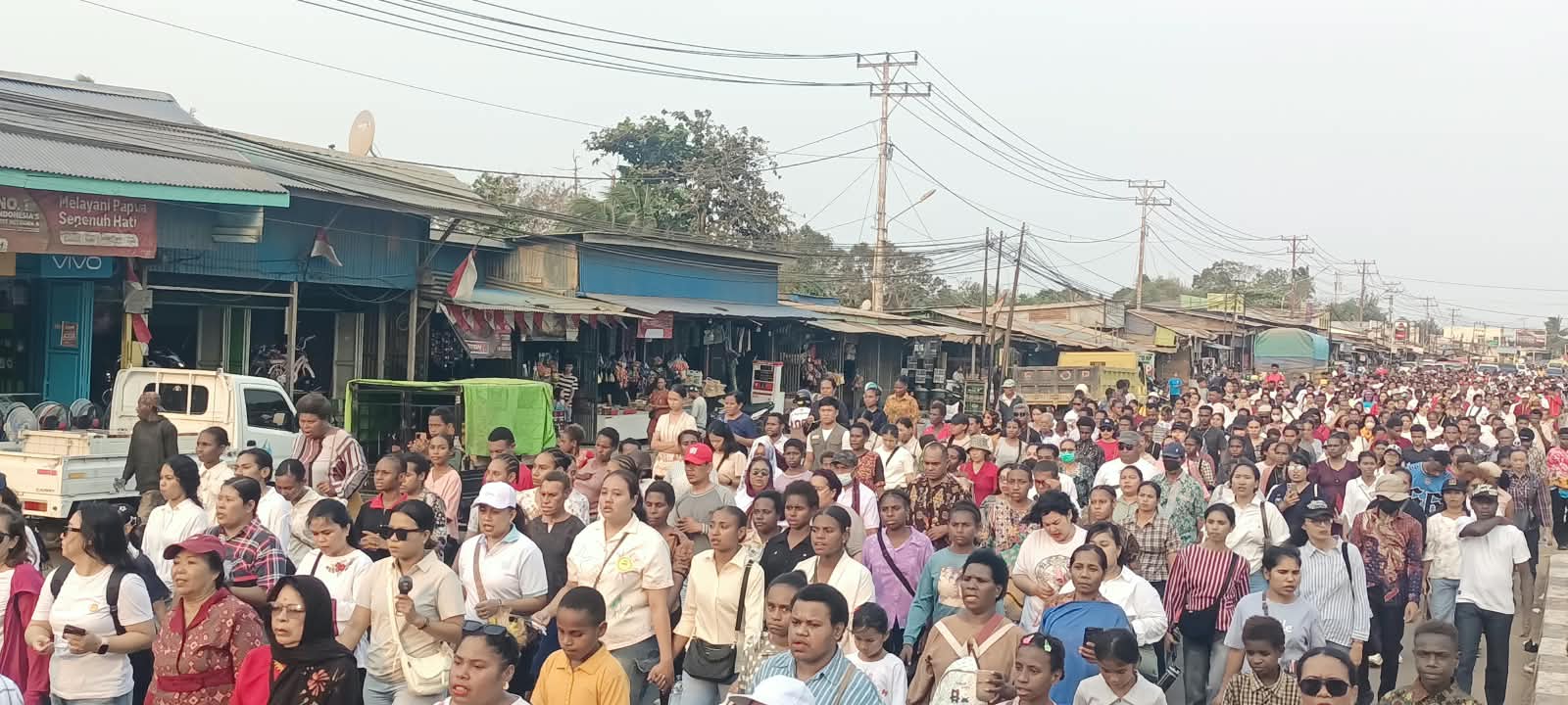 Ribuan umat Katolik yang tumpah ruah mengikuti penutupan bulan Rosario – Surya Papua/Frans Kobun
