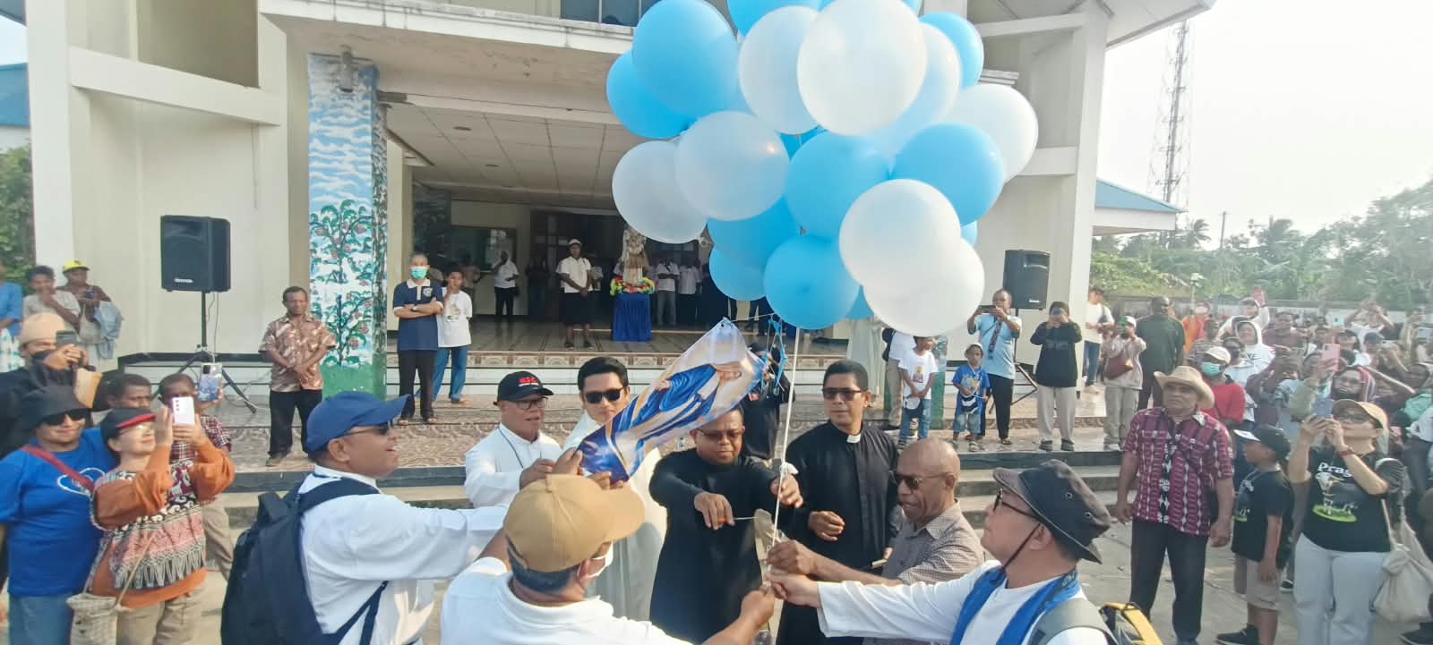 Pelepasan balon ke udara oleh para pastor sebelum ziarah rohani dilakukan – Surya Papua/Frans Kobun