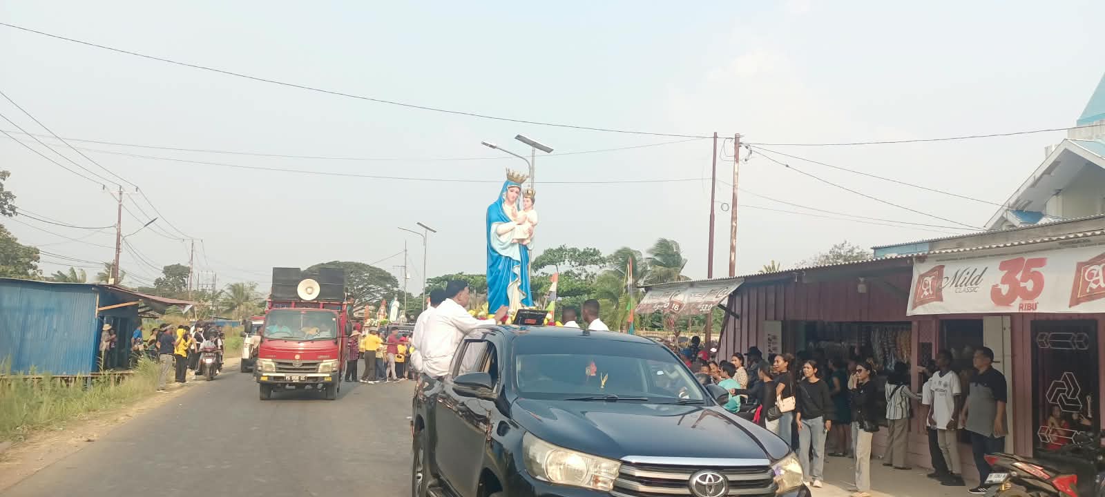 Arca Bunda Maria dari salah satu paroki yang diarak dalam penutupan bulan rosario – Surya Papua/Frans Kobun