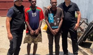 Suasana di Lapas Merauke, terlihat aparat keamanan sedang menjaga warga binaan membersihkan puing-puing kebakaran – Surya Papua/IST