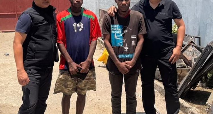 Suasana di Lapas Merauke, terlihat aparat keamanan sedang menjaga warga binaan membersihkan puing-puing kebakaran – Surya Papua/IST