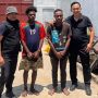 Suasana di Lapas Merauke, terlihat aparat keamanan sedang menjaga warga binaan membersihkan puing-puing kebakaran – Surya Papua/IST