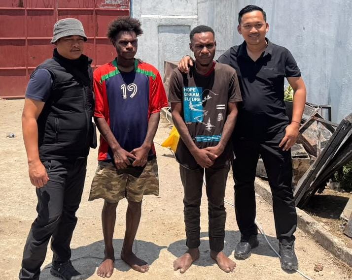 Suasana di Lapas Merauke, terlihat aparat keamanan sedang menjaga warga binaan membersihkan puing-puing kebakaran – Surya Papua/IST