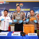 Kapolres Merauke, AKBP Leonardo Yoga didampingi Kasaresnarkoba Polres Merauke serta Kasi Humas Polres, sedang menunjuk barang bukti ganja yang disita – Surya Papua/Frans Kobun
