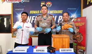 narkotika 1 Kapolres Merauke, AKBP Leonardo Yoga didampingi Kasaresnarkoba Polres Merauke serta Kasi Humas Polres, sedang menunjuk barang bukti ganja yang disita – Surya Papua/Frans Kobun