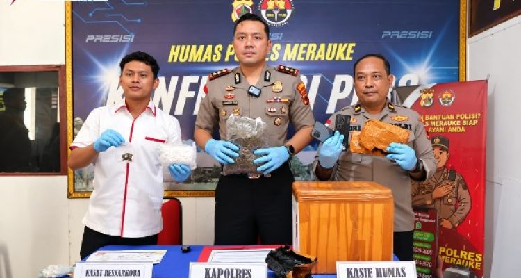 Kapolres Merauke, AKBP Leonardo Yoga didampingi Kasaresnarkoba Polres Merauke serta Kasi Humas Polres, sedang menunjuk barang bukti ganja yang disita – Surya Papua/Frans Kobun