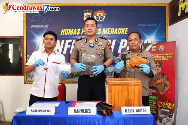 Kapolres Merauke, AKBP Leonardo Yoga didampingi Kasaresnarkoba Polres Merauke serta Kasi Humas Polres, sedang menunjuk barang bukti ganja yang disita – Surya Papua/Frans Kobun