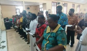 Pengurus OMK serta pengurus lingkungan yang dilantik dalam perayaan misa di Gereja Santa Theresia Buti-Merauke – Surya Papua/Frans Kobun