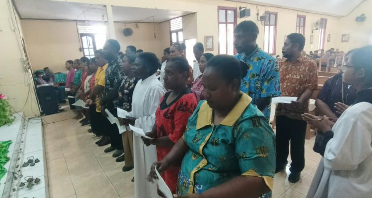 Pengurus OMK serta pengurus lingkungan yang dilantik dalam perayaan misa di Gereja Santa Theresia Buti-Merauke – Surya Papua/Frans Kobun