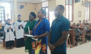 Jeni Debora Jeuw resmi menjadi bagian dari Gereja Katolik, setelah sebelumnya dari Protestan – Surya Papua/Frans Kobun