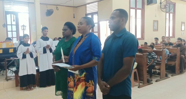 Jeni Debora Jeuw resmi menjadi bagian dari Gereja Katolik, setelah sebelumnya dari Protestan – Surya Papua/Frans Kobun