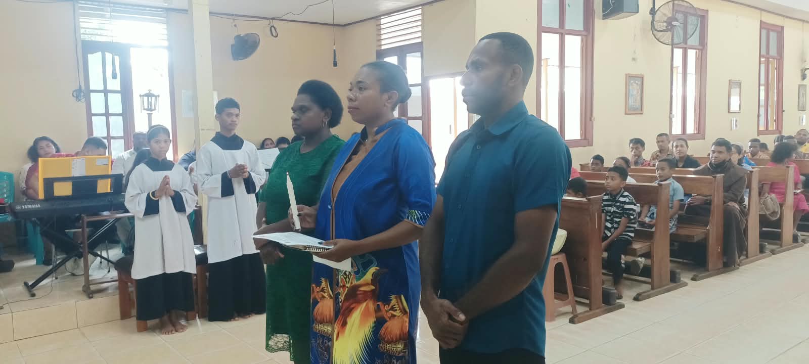 Jeni Debora Jeuw resmi menjadi bagian dari Gereja Katolik, setelah sebelumnya dari Protestan – Surya Papua/Frans Kobun