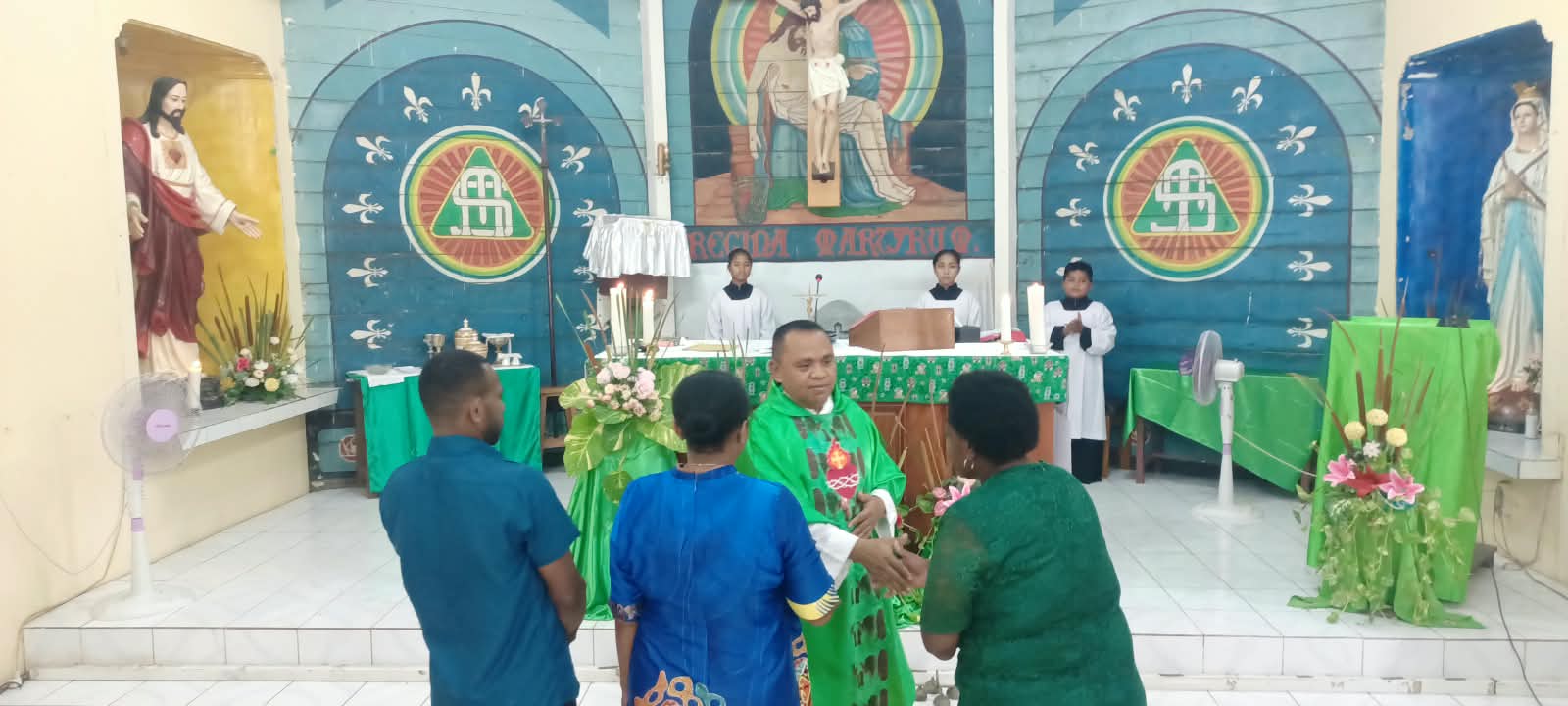 Pastor Simon Petrus Matruty sedang bersalaman dengan saksi yang mendamoingi Jeni – Surya Papua/Frans Kobun