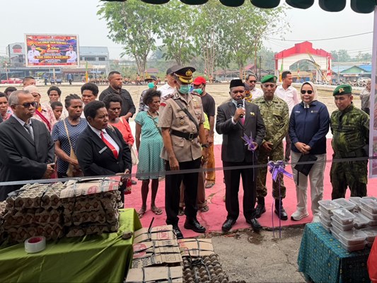 Bupati Boven Digoel, Roni Omba sedang memberikan sambutan sekaligus membuka sejumlah kegiatan – Surya Papua/IST